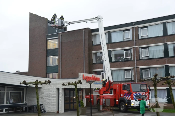Dakleer waait los van liftschacht