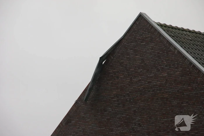 Dakbedekking van woning waait los