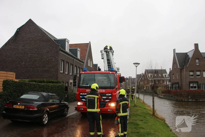 Dakbedekking van woning waait los