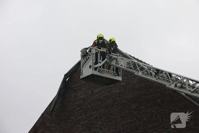Dakbedekking van woning waait los