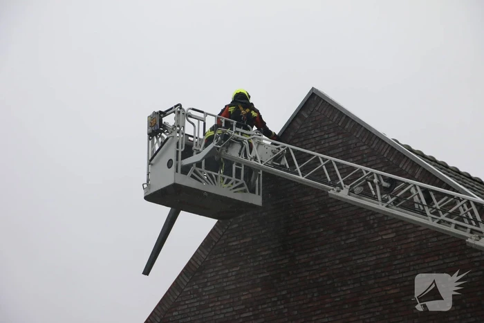 Dakbedekking van woning waait los