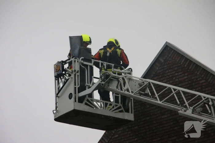 Dakbedekking van woning waait los