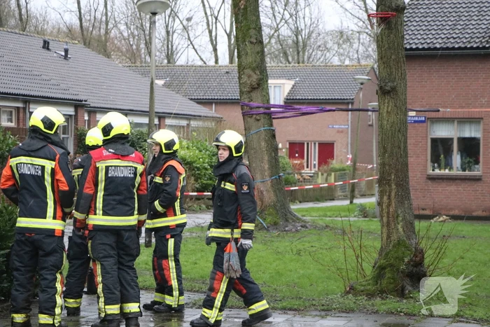 Woningen ontruimd nadat bomen dreigen om te waaien