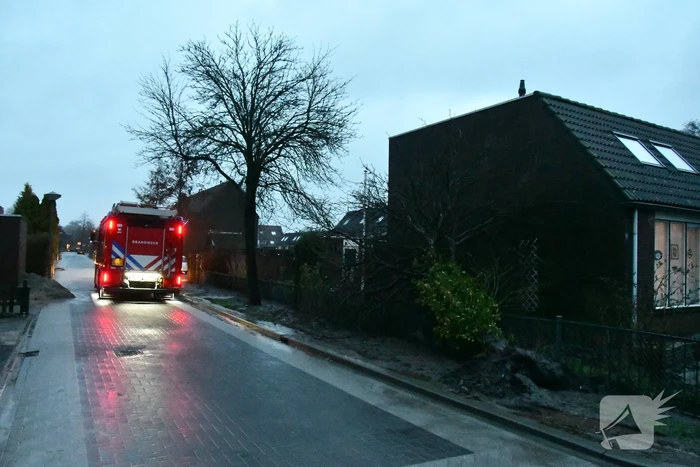 Boom valt tegen woning