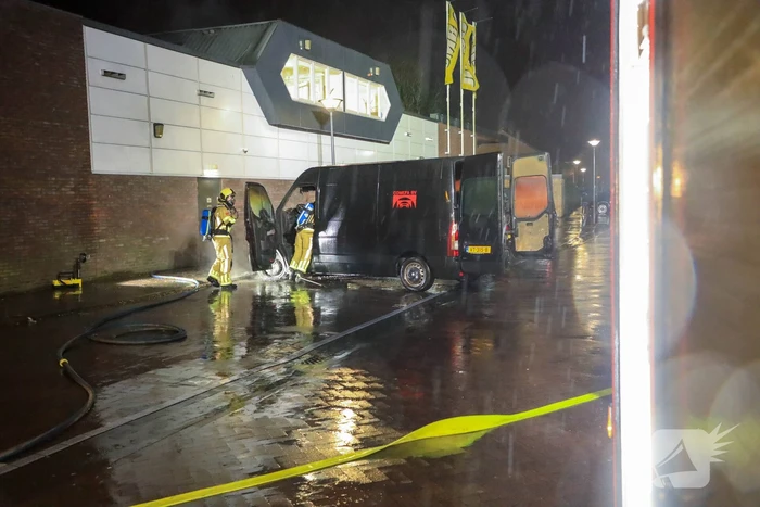 Bestelbus in brand tegen gevel Jumbo