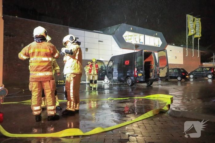 Bestelbus in brand tegen gevel Jumbo