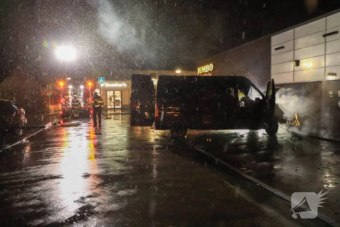 Bestelbus in brand tegen gevel Jumbo