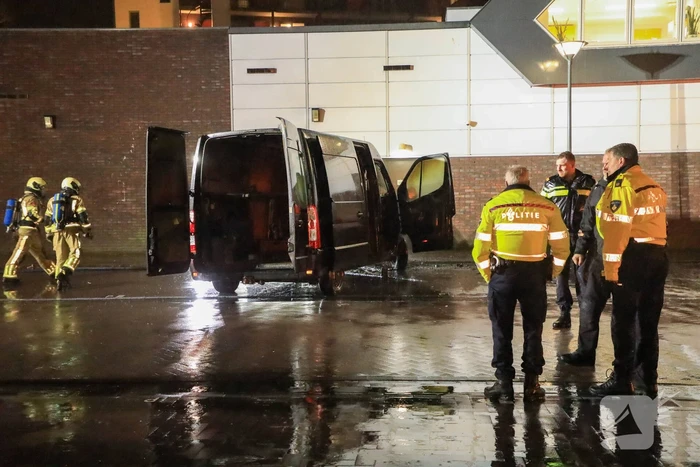Bestelbus in brand tegen gevel Jumbo