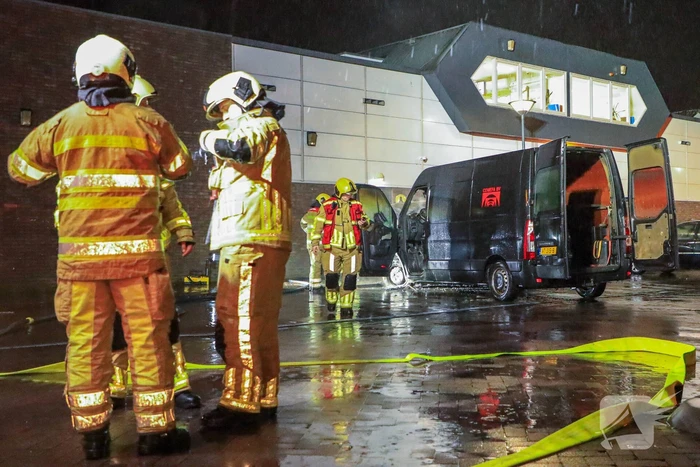 Bestelbus in brand tegen gevel Jumbo