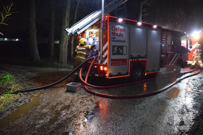 Brandweer voorkomt dat schuur met schapen onder water loopt