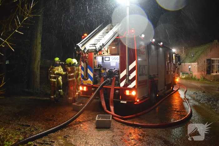Brandweer voorkomt dat schuur met schapen onder water loopt