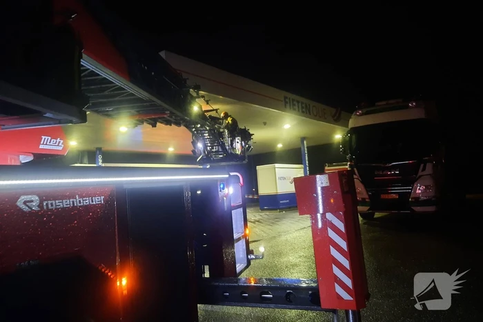 Platen tankstation waaien los door storm Franklin