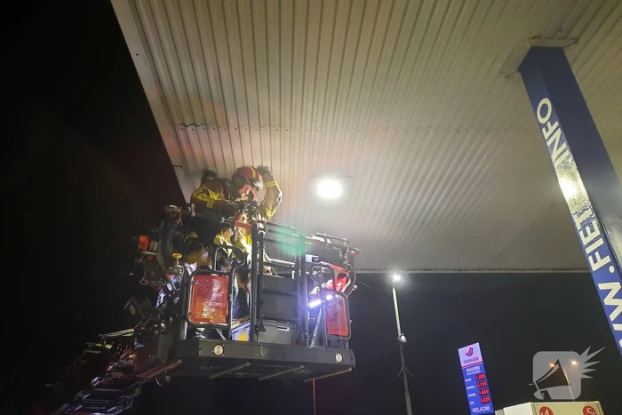 Platen tankstation waaien los door storm Franklin