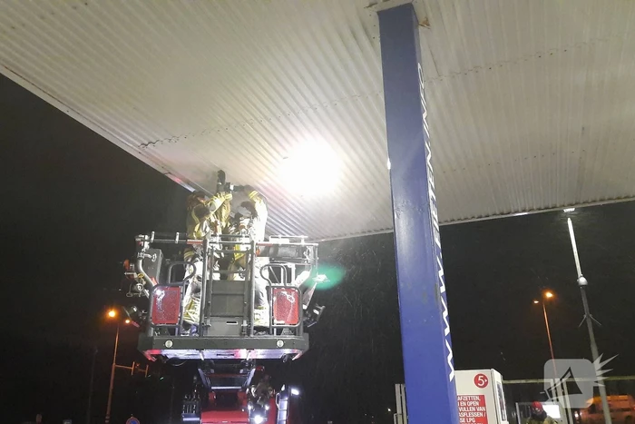 Platen tankstation waaien los door storm Franklin