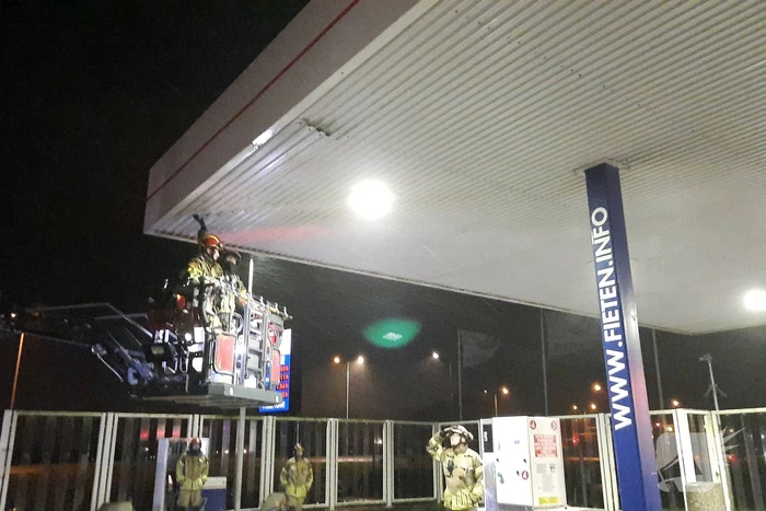 Platen tankstation waaien los door storm Franklin