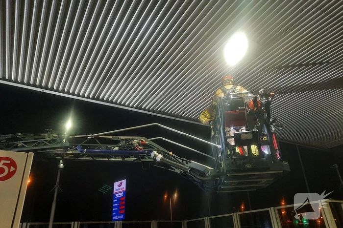 Platen tankstation waaien los door storm Franklin