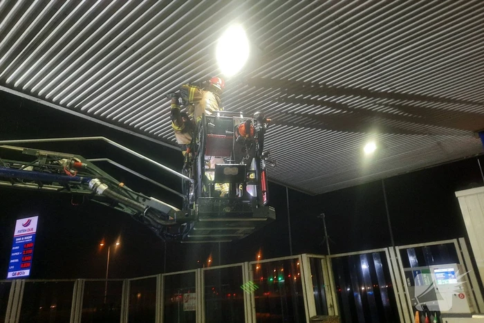 Platen tankstation waaien los door storm Franklin