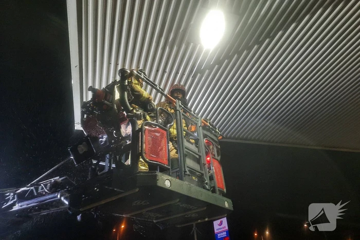 Platen tankstation waaien los door storm Franklin