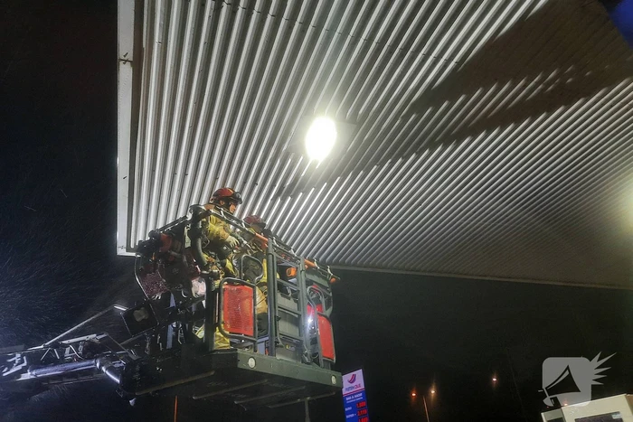 Platen tankstation waaien los door storm Franklin