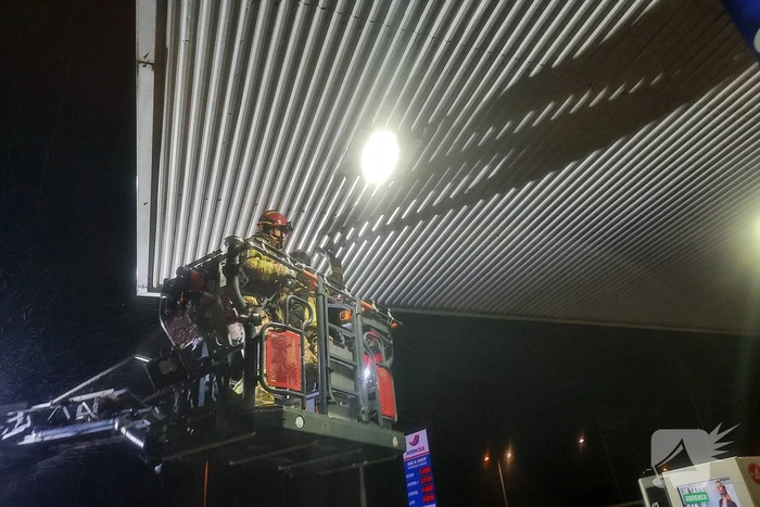 Platen tankstation waaien los door storm Franklin