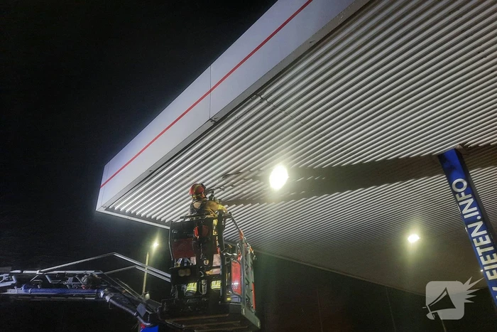 Platen tankstation waaien los door storm Franklin