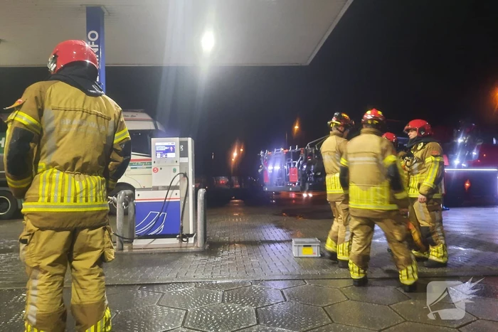 Platen tankstation waaien los door storm Franklin