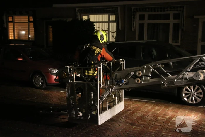 Dakbedekking van dakkapel waait los