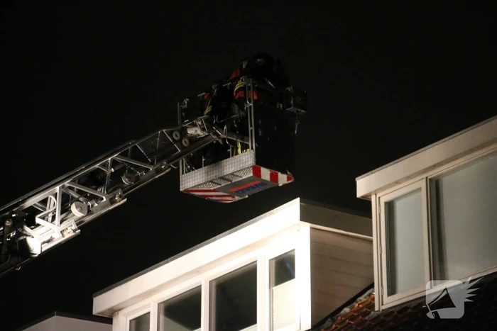 Dakbedekking van dakkapel waait los