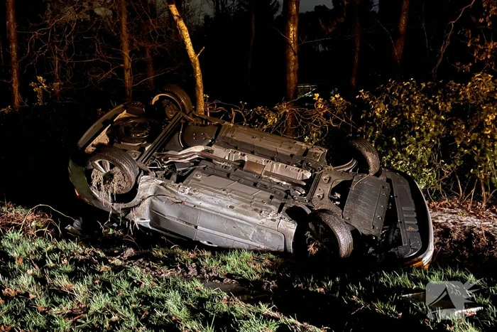 Auto over de kop tijdens hagelbui