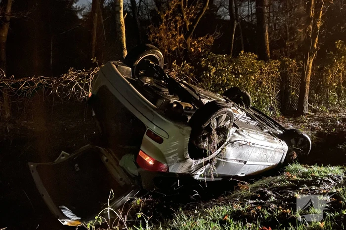 Auto over de kop tijdens hagelbui