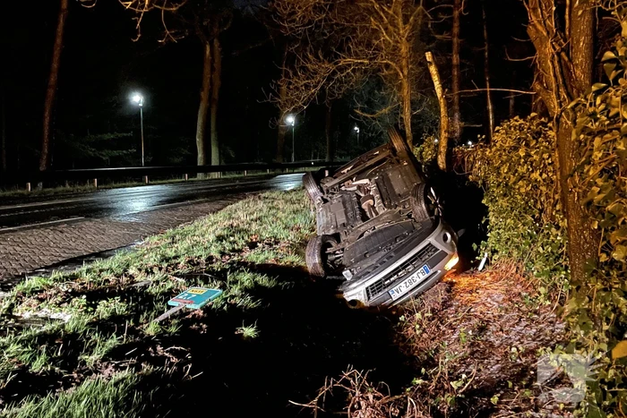 Auto over de kop tijdens hagelbui