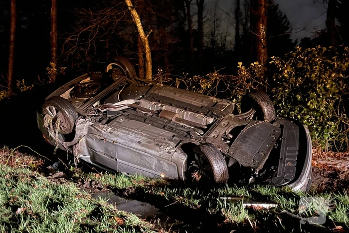 Auto over de kop tijdens hagelbui