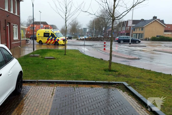 Automobilist rijdt fietser aan op rotonde