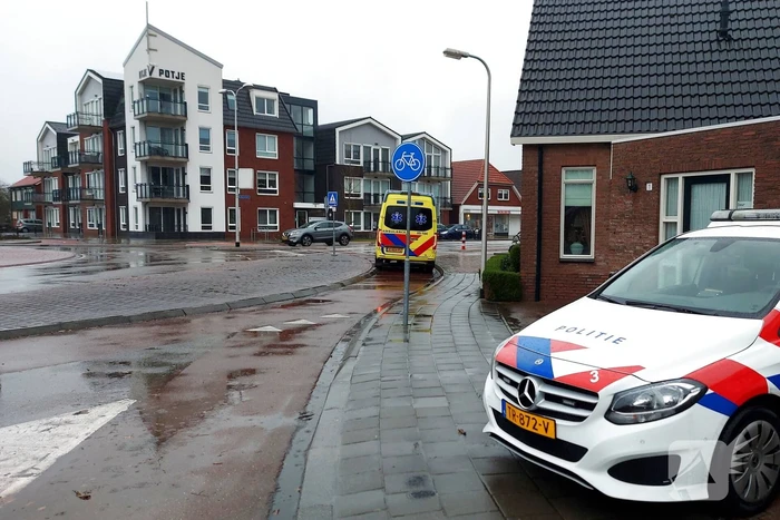 Automobilist rijdt fietser aan op rotonde
