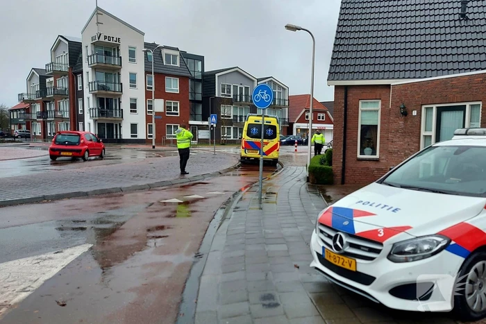Automobilist rijdt fietser aan op rotonde