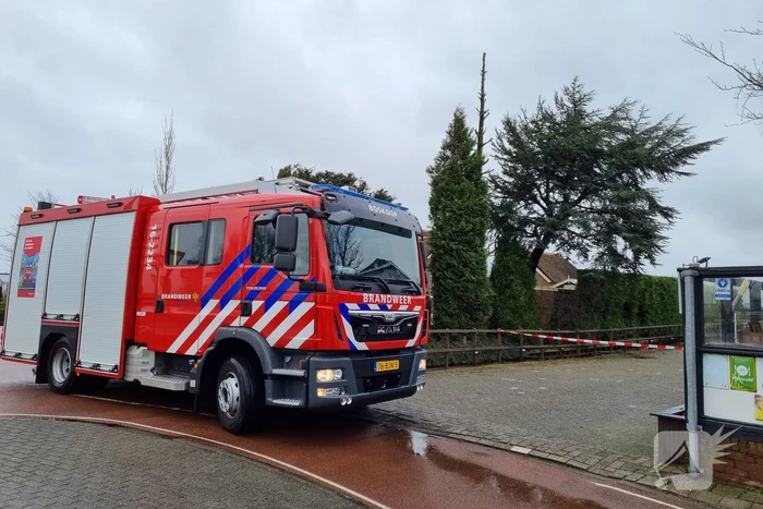 Gevaarlijk hangende boom neergehaald door brandweer