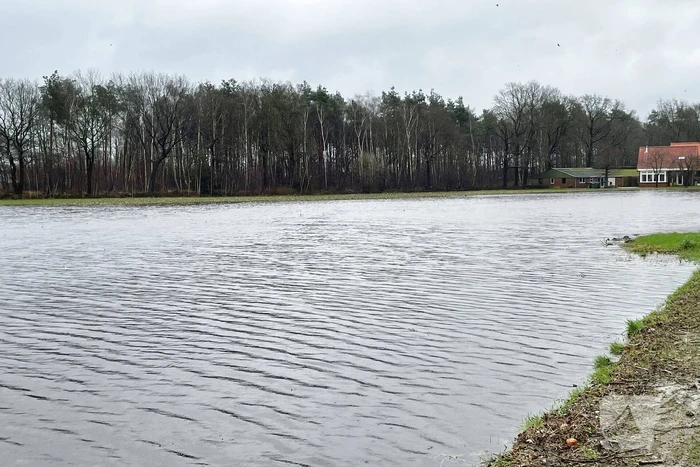 Wegdek en fietspad onder water door hevige regenval
