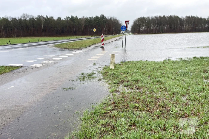 Wegdek en fietspad onder water door hevige regenval