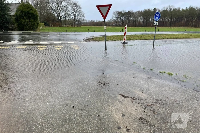Wegdek en fietspad onder water door hevige regenval