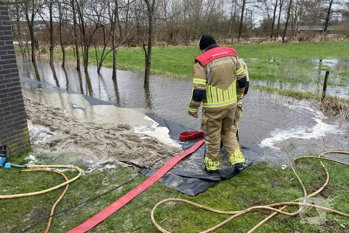Overtollig water dreigt bedrijfspand binnen te stromen
