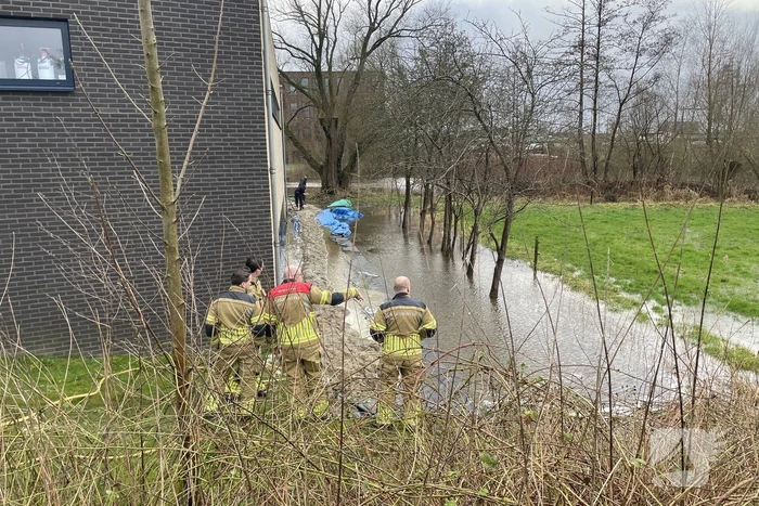 Overtollig water dreigt bedrijfspand binnen te stromen