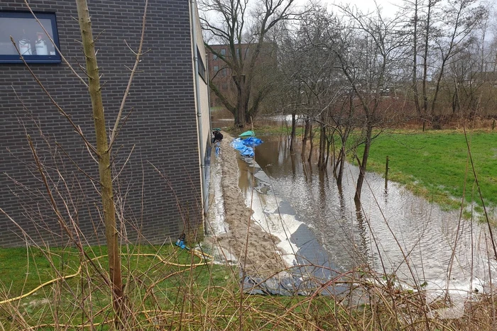 Overtollig water dreigt bedrijfspand binnen te stromen