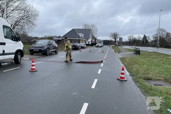 Overtollig water dreigt bedrijfspand binnen te stromen