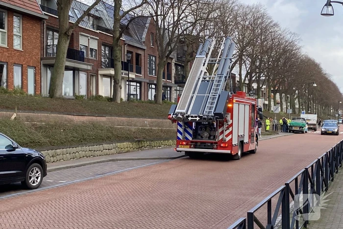 Voetpad afgesloten door losgeraakte dakpannen