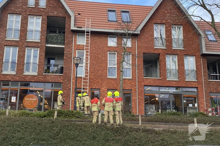 Voetpad afgesloten door losgeraakte dakpannen