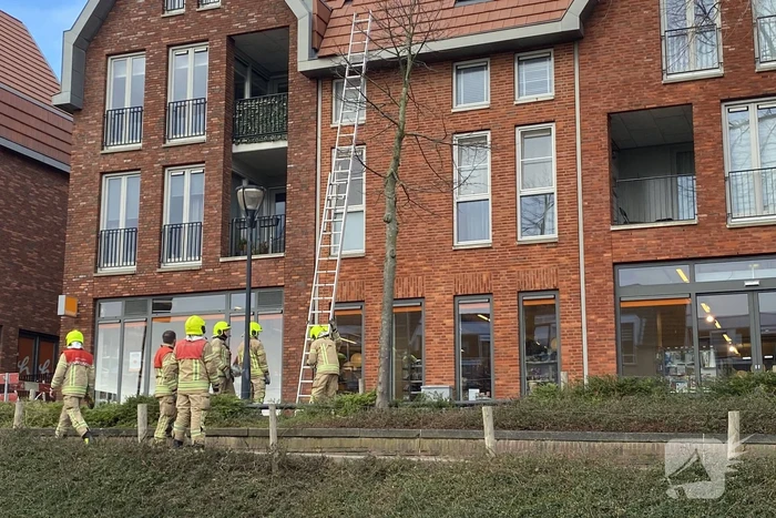 Voetpad afgesloten door losgeraakte dakpannen