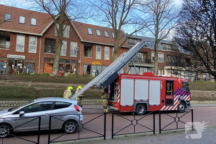 Voetpad afgesloten door losgeraakte dakpannen