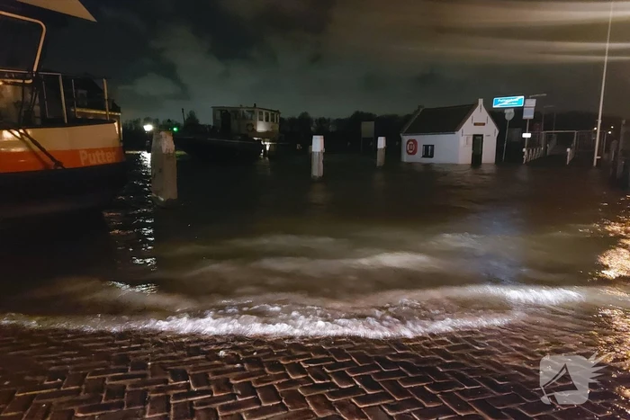 Hoogwater zorgt voor onbereikbare straten