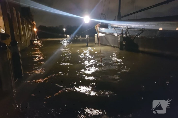 Hoogwater zorgt voor onbereikbare straten