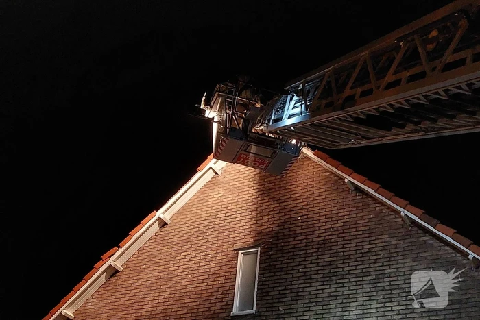 Loshangende dakpannen verwijderd door brandweer